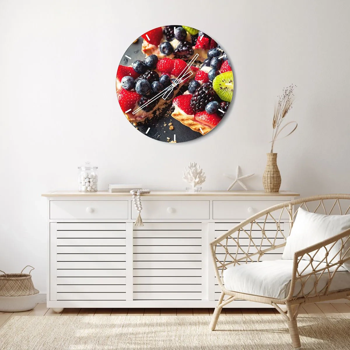 Relógio de parede - Relógio em vidro - Sobremesa de frutas com frutas vermelhas e kiwi em um fundo preto - 30x30cm - Dolce vita! - Decoração de parede moderna para a sala de estar, cozinha e quarto ARTTOR