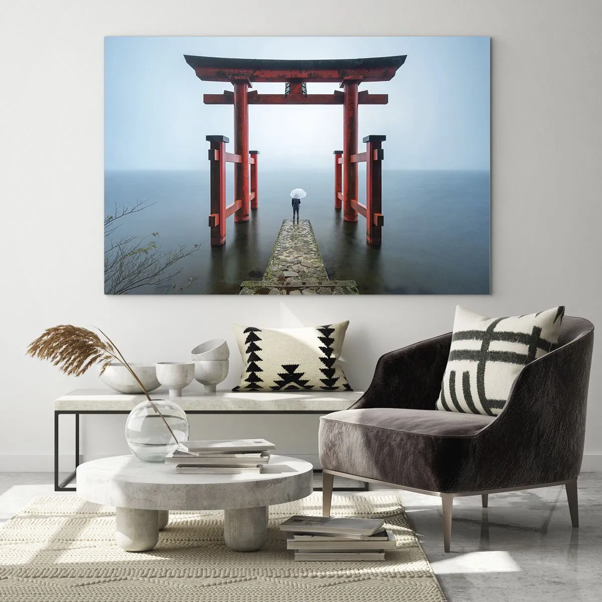 Quadro em vidro - Um torii vermelho sobre águas calmas em um ambiente enevoado - 70x50cm - Devaneio japonês - Decoração de parede moderna para a sala de estar e quarto ARTTOR