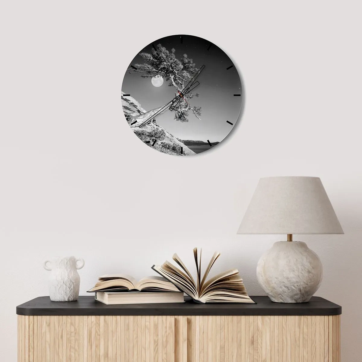 Relógio de parede - Relógio em vidro - Uma árvore inclinada sobre uma rocha com uma lua cheia ao fundo - 30x30cm - Guerreira vitoriosa - Decoração de parede moderna para a sala de estar, cozinha e quarto ARTTOR