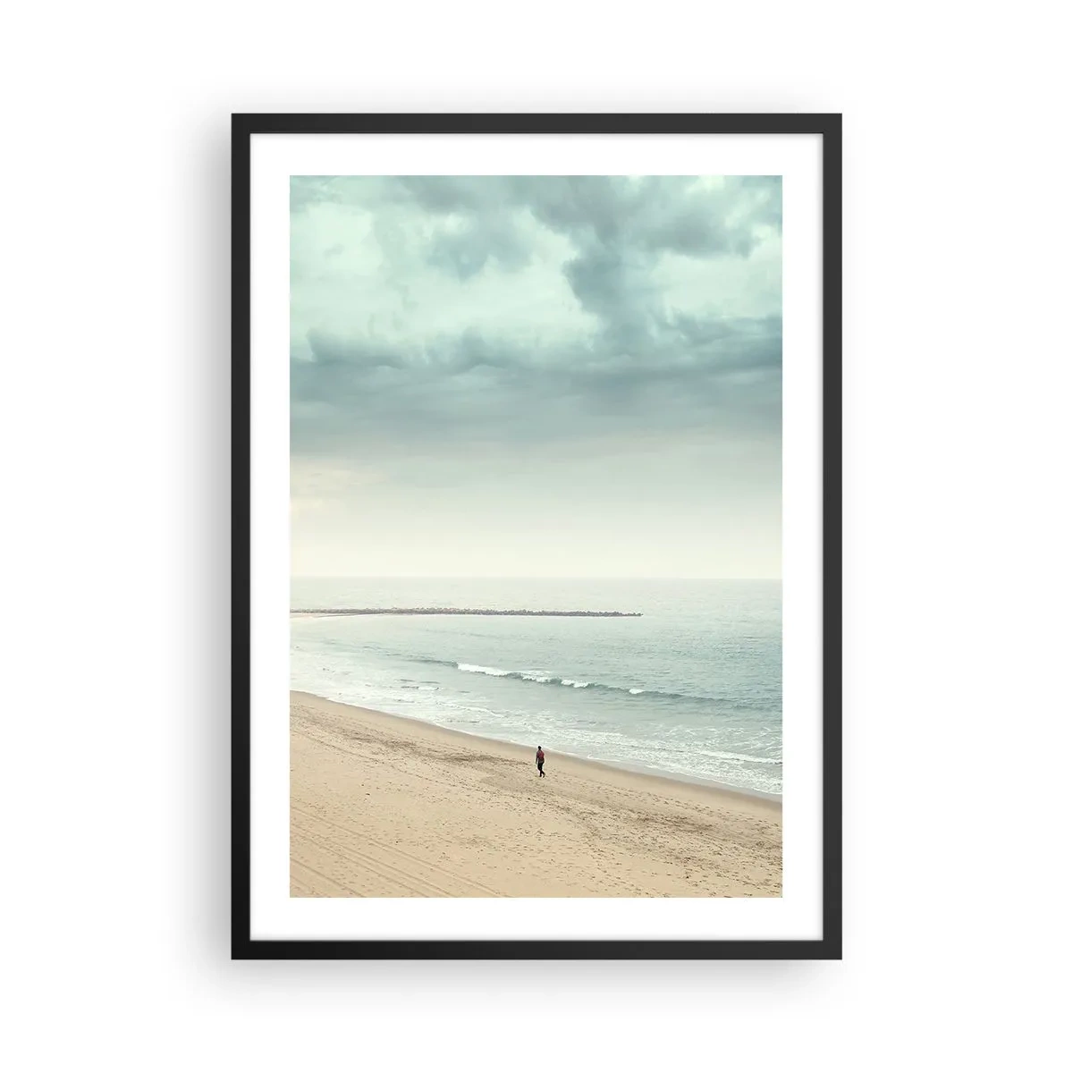 Pôster com moldura preta - Uma figura solitária caminha pela praia sob um céu nublado. - 50x70cm - Em busca da paz - Decoração de parede moderna para a sala de estar e quarto ARTTOR