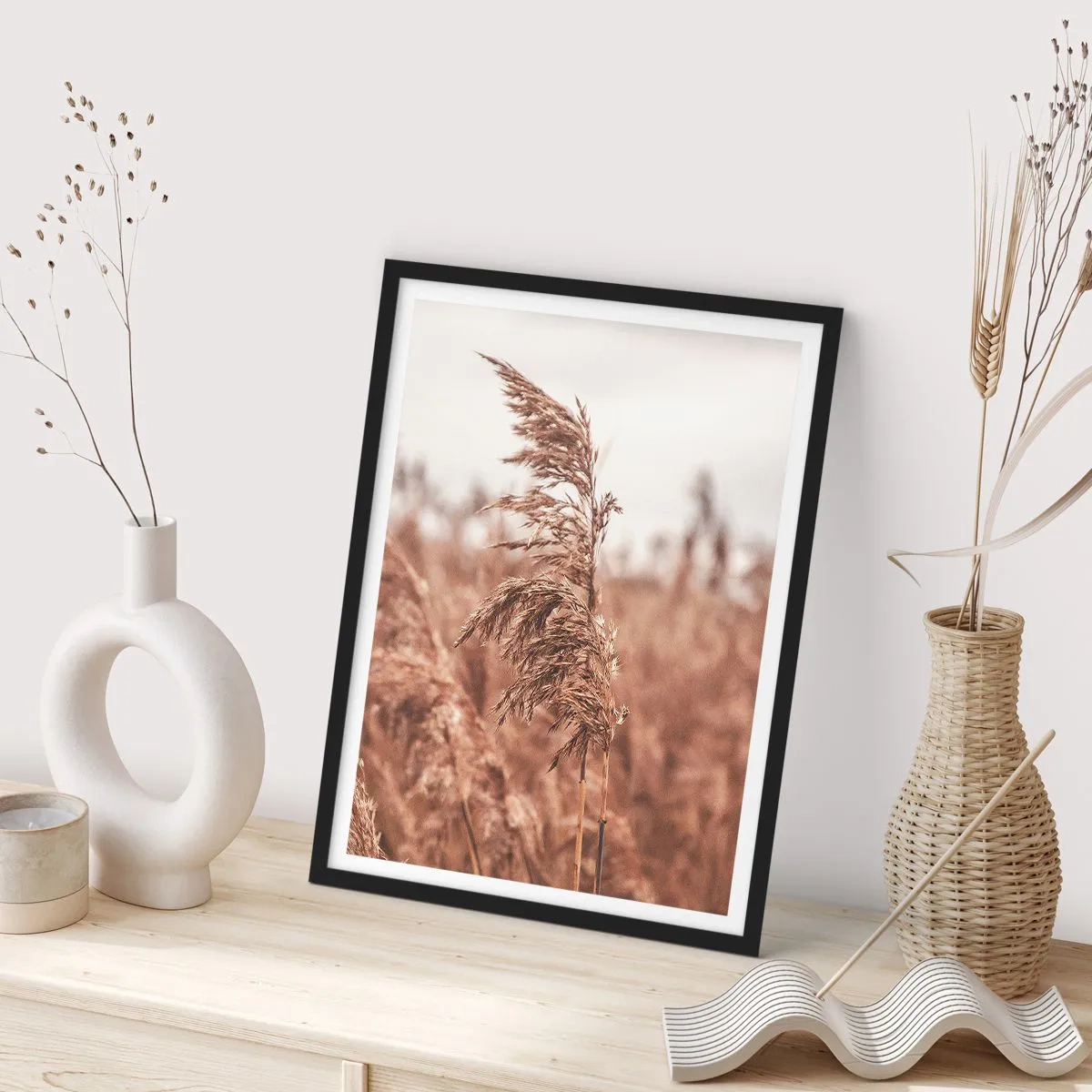Pôster com moldura preta - Grama em contraste com uma paisagem enevoada em cores naturais - 50x70cm - O outono já chegou ao campo - Decoração de parede moderna para a sala de estar e quarto ARTTOR