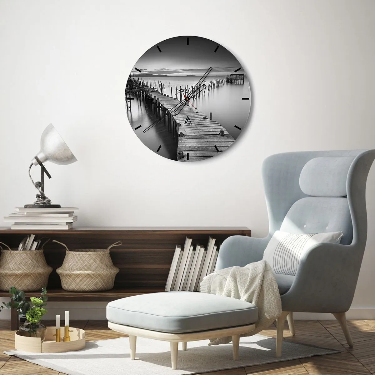 Relógio de parede - Relógio em vidro - Um cais de madeira preto e branco que leva a águas calmas - 30x30cm - A tranquilidade de uma costa esquecida - Decoração de parede moderna para a sala de estar, cozinha e quarto ARTTOR