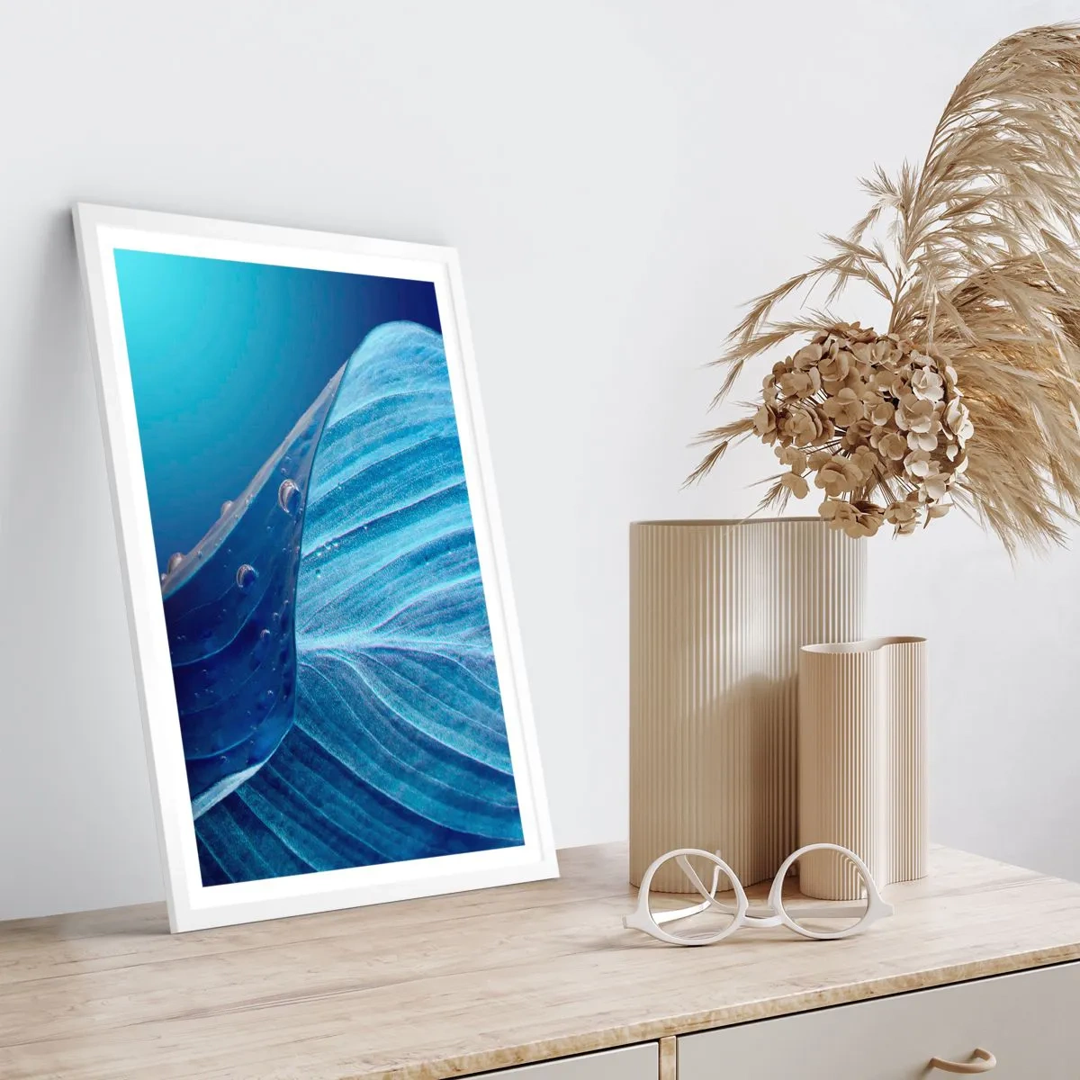 Pôster em moldura branca - Gotas escondidas no azul - 70x100 cm