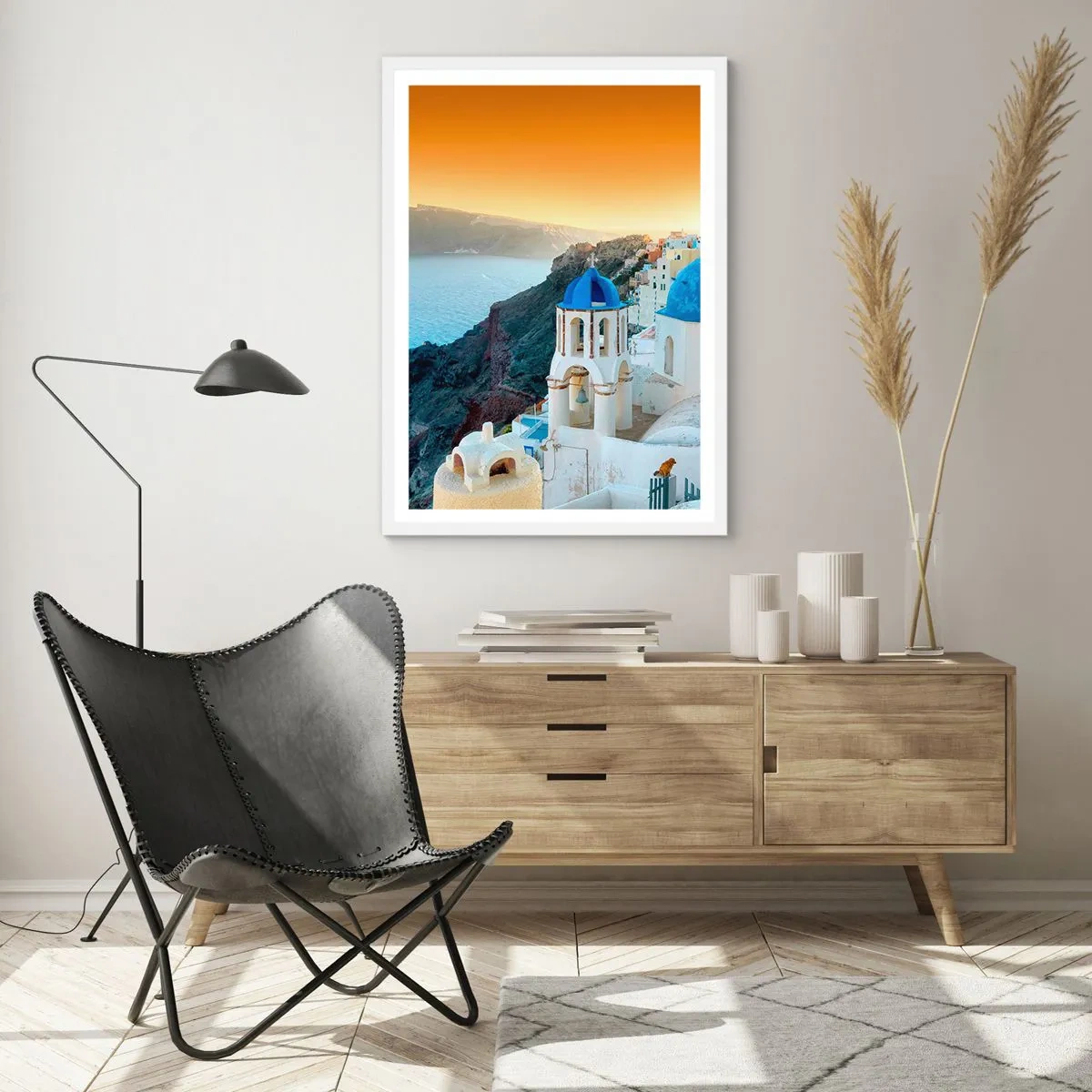 Pôster em moldura branca - Santorini - abraçada às rochas - 50x70 cm
