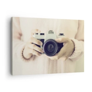Quadro em tela - Câmera retro nas mãos contra um fundo claro - 70x50cm - Para ver mais... - Decoração de parede moderna para a sala de estar e quarto ARTTOR