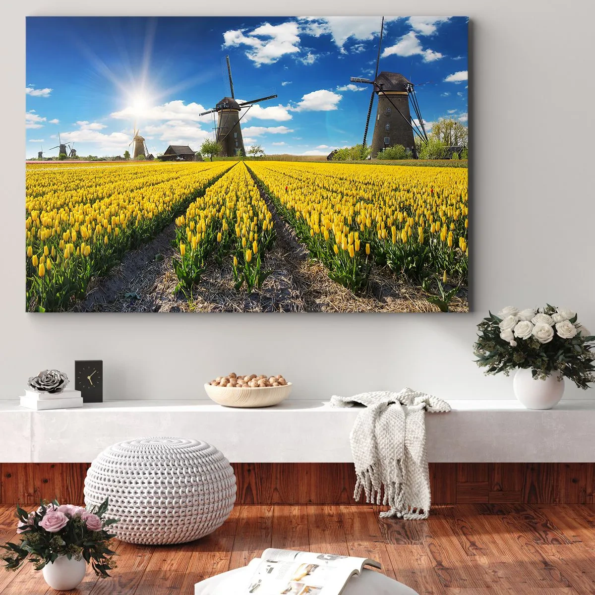 Quadro em tela - Um campo de tulipas amarelas com moinhos de vento no horizonte - 70x50cm - Nada mais holandês do que isso - Decoração de parede moderna para a sala de estar e quarto ARTTOR