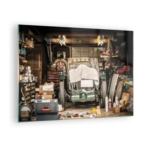 Quadro em vidro - Garagem vintage com um carro coberto por um pano, cercado por ferramentas e caixas - 70x50cm - De volta ao passado - Decoração de parede moderna para a sala de estar e quarto ARTTOR