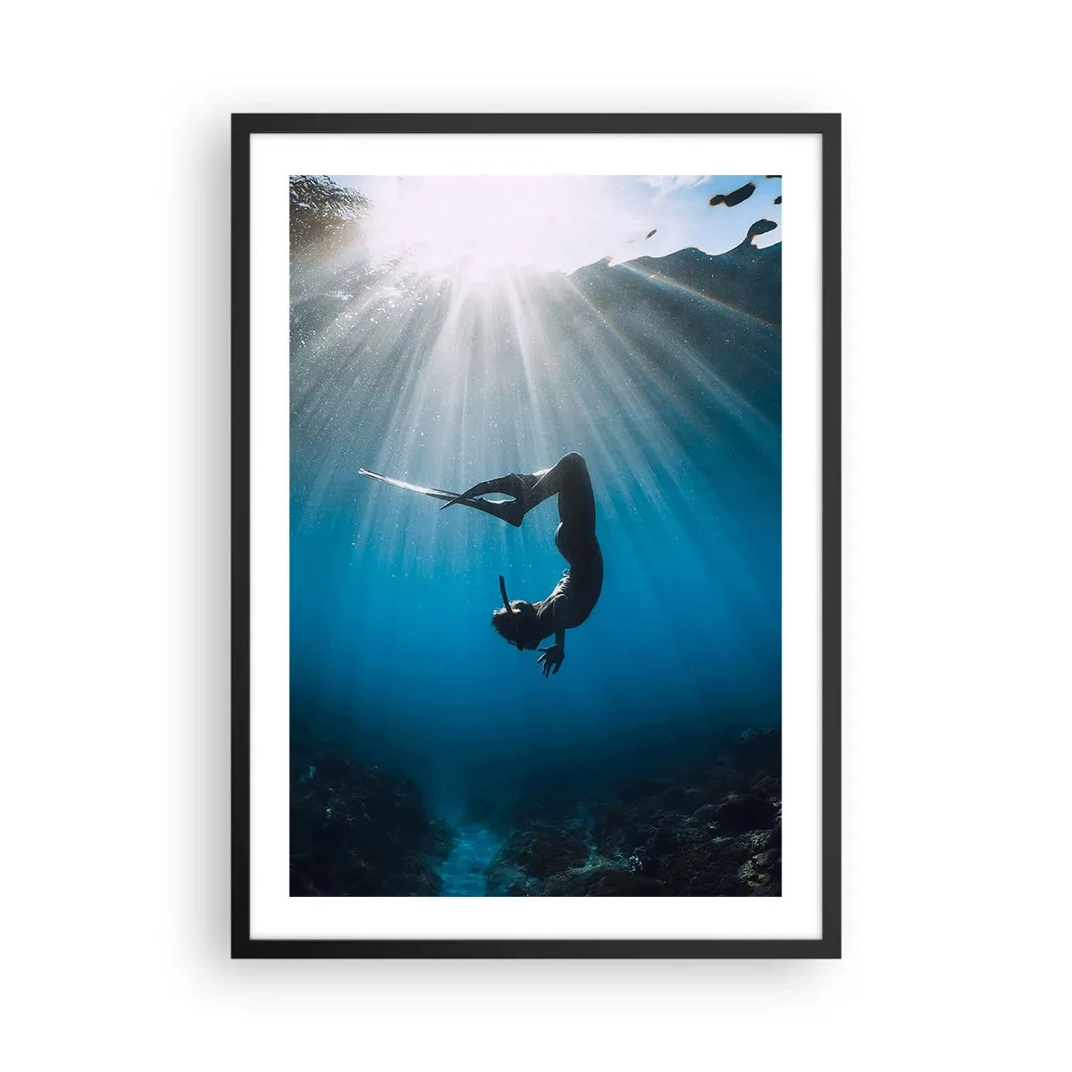 Pôster com moldura preta - Mergulhador nos raios de luz subaquáticos - 50x70cm - Dança subaquática - Decoração de parede moderna para a sala de estar e quarto ARTTOR