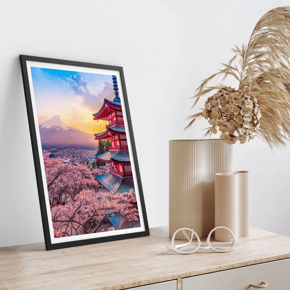Pôster com moldura preta - Um pagode com vista para o Monte Fuji cercado por flores de cerejeira ao pôr do sol - 50x70cm - A essência do espírito japonês - Decoração de parede moderna para a sala de estar e quarto ARTTOR