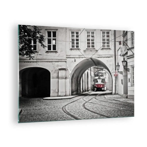Quadro em vidro - Bonde preto e branco em uma rua antiga - 70x50cm - Através do labirinto urbano - Decoração de parede moderna para a sala de estar e quarto ARTTOR