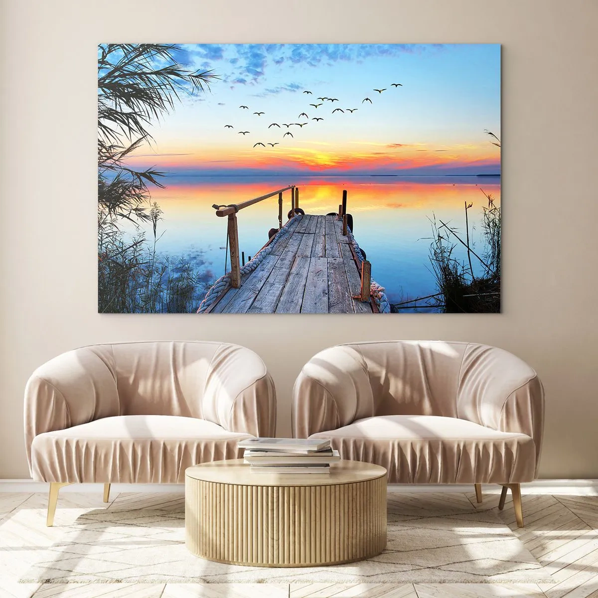 Quadro em vidro - Um cais de madeira sobre um lago ao pôr do sol com um bando de pássaros voando acima - 70x50cm - É hora de voltar... - Decoração de parede moderna para a sala de estar e quarto ARTTOR