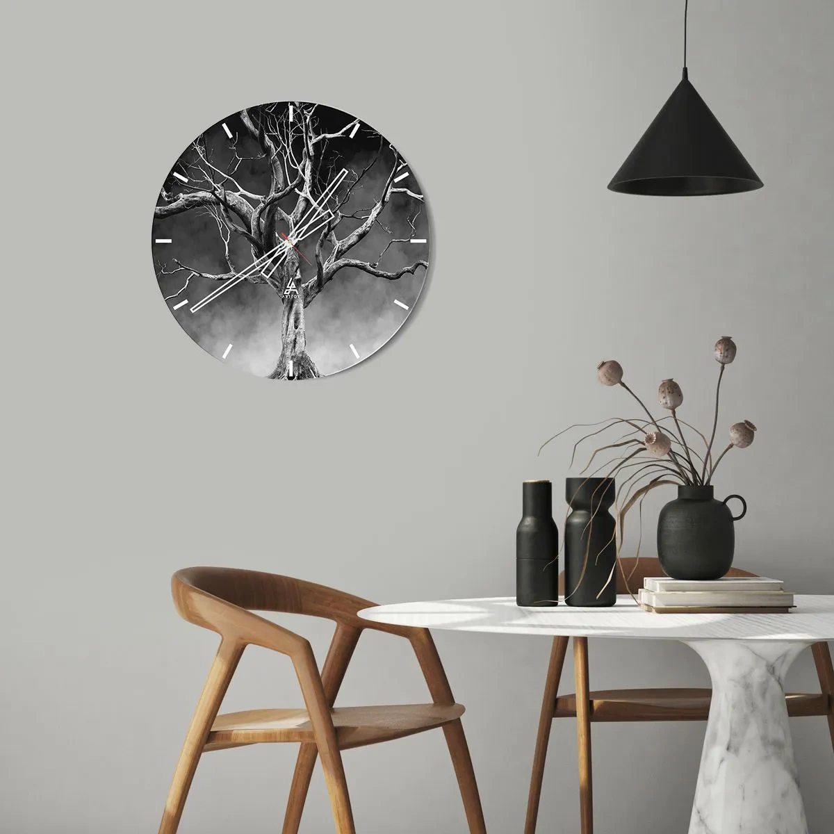 Relógio de parede - Relógio em vidro - Uma árvore seca contra o fundo de nuvens escuras em tons monocromáticos - 30x30cm - Primitivo e sagrado - Decoração de parede moderna para a sala de estar, cozinha e quarto ARTTOR