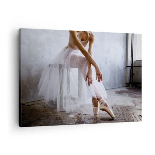 Quadro em tela - Uma bailarina em pose delicada contra um fundo industrial - 70x50cm - Antes das luzes da ribalta ascenderem - Decoração de parede moderna para a sala de estar e quarto ARTTOR