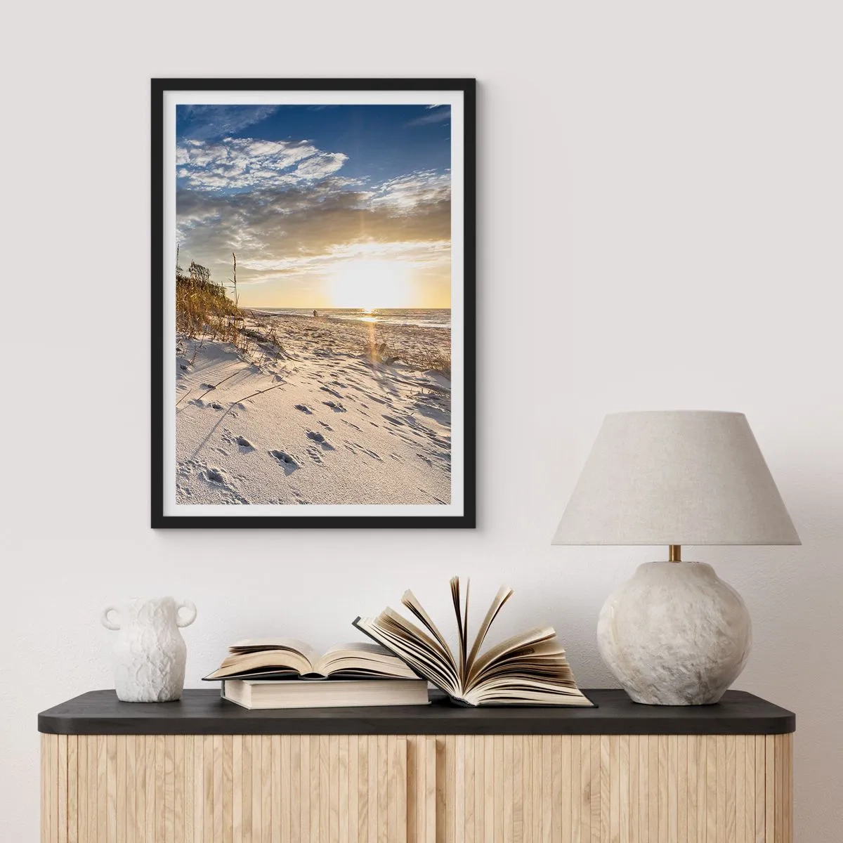 Pôster com moldura preta - Uma praia de areia iluminada pelo pôr do sol - 50x70cm - Um convite para um passeio - Decoração de parede moderna para a sala de estar e quarto ARTTOR
