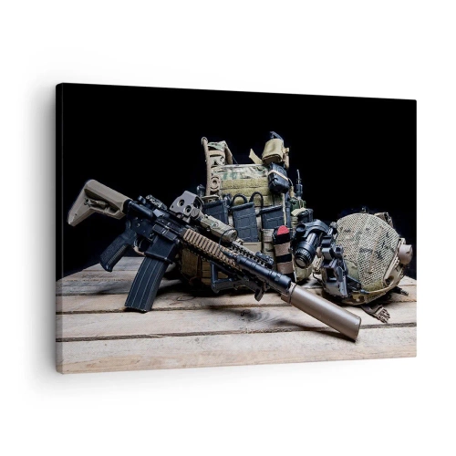 Quadro em tela - Equipamento tático com um rifle em uma mesa de madeira - 70x50cm - Descanse! - Decoração de parede moderna para a sala de estar e quarto ARTTOR