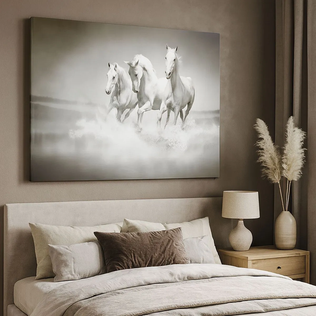 Quadro em tela - Três cavalos brancos galopando pela água - 70x50cm - Loucura branca - Decoração de parede moderna para a sala de estar e quarto ARTTOR
