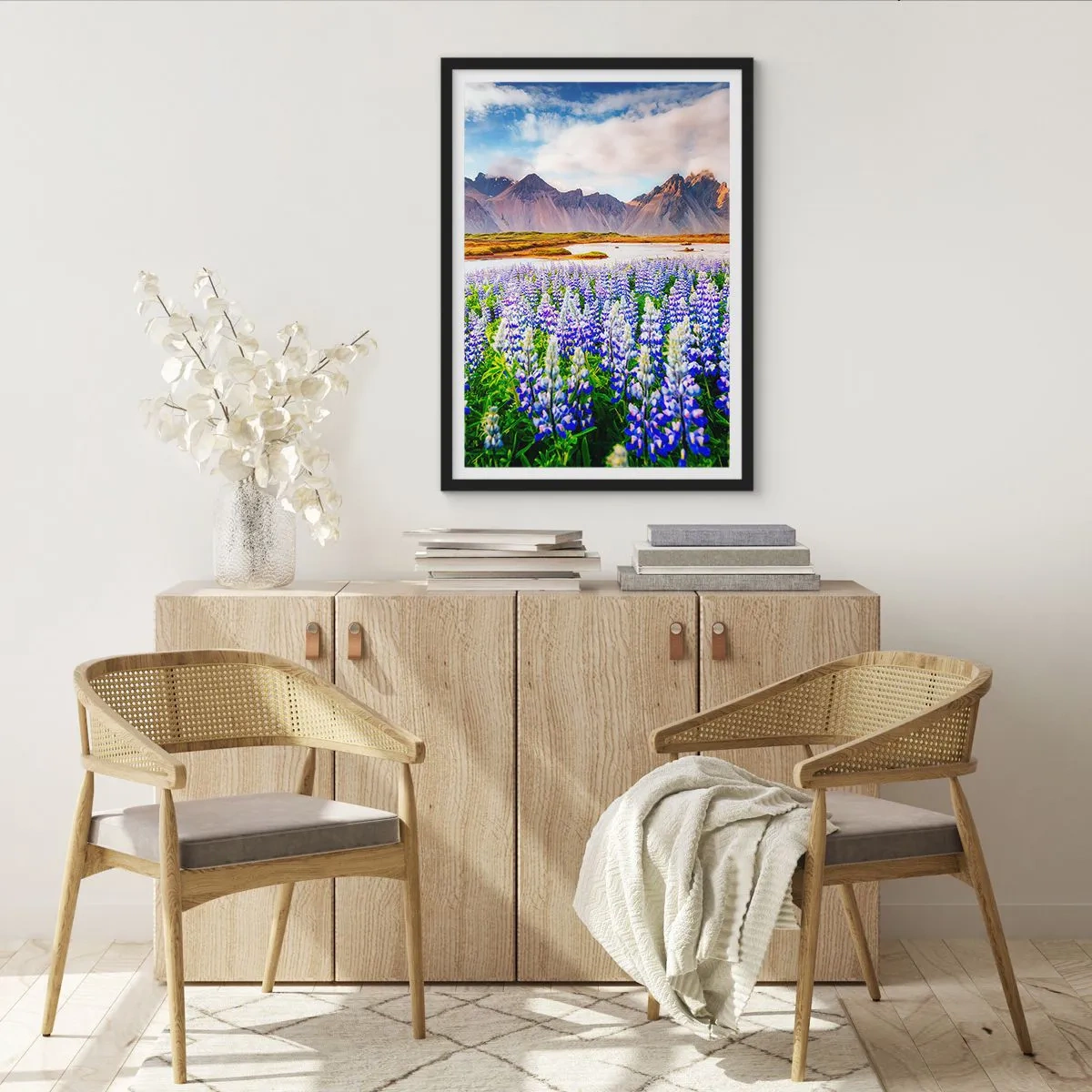 Pôster com moldura preta - Um campo de tremoços com montanhas ao fundo - 50x70cm - Força e severidade ao lado da suavidade - Decoração de parede moderna para a sala de estar e quarto ARTTOR