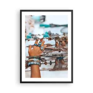 Pôster com moldura preta - Uma mão adornada com joias em um cenário boho - 50x70cm - Tesouros locais - Decoração de parede moderna para a sala de estar e quarto ARTTOR