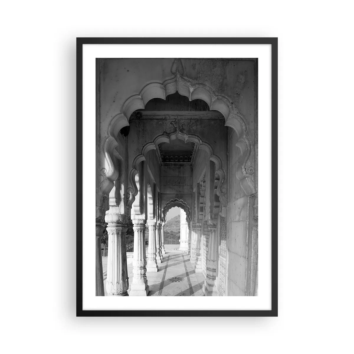 Pôster com moldura preta - Fotografia em preto e branco de arquitetura com colunas - 50x70cm - Contos de fadas orientais acontecem aqui - Decoração de parede moderna para a sala de estar e quarto ARTTOR