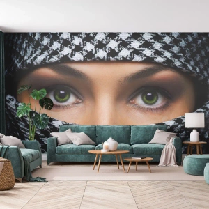 Papel de Parede Premium Sand - Retrato de uma beleza velada de olhos verdes - Mulher, Olhos, Cultura - 350x256 cm