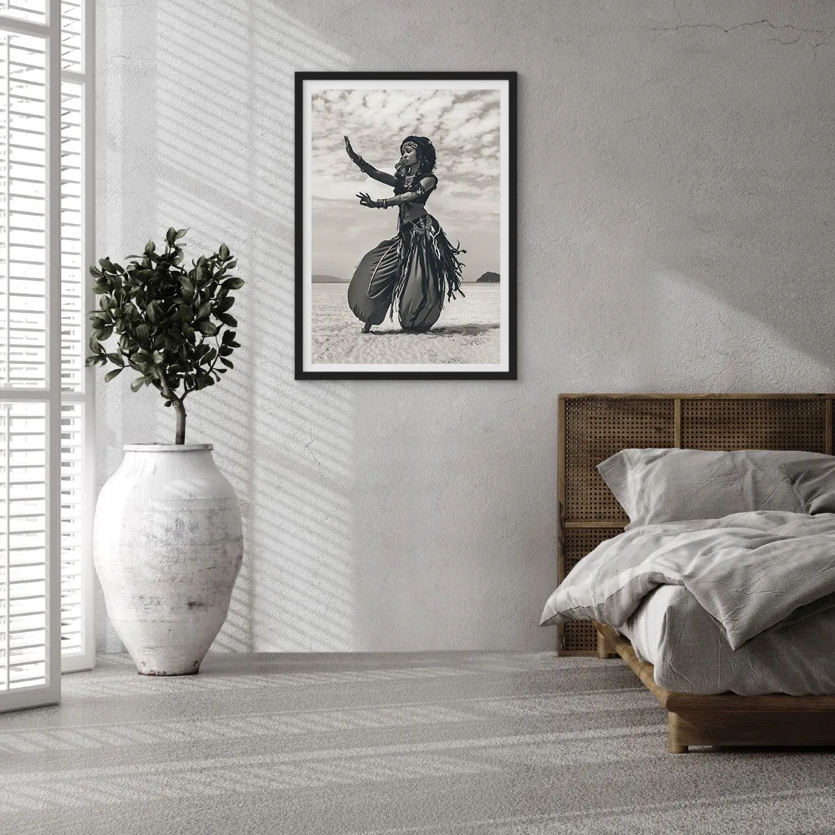 Pôster com moldura preta - Uma dançarina étnica em uma paisagem desértica - 50x70cm - Dança das Ilhas do Sul - Decoração de parede moderna para a sala de estar e quarto ARTTOR