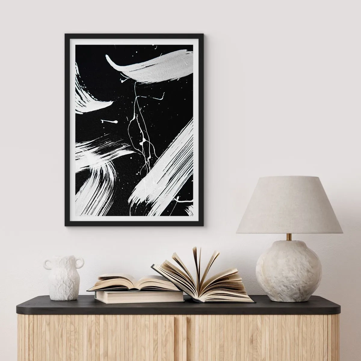 Pôster com moldura preta - Composição abstrata de pinceladas em preto e branco - 50x70cm - Quebrar a escuridão - Decoração de parede moderna para a sala de estar e quarto ARTTOR
