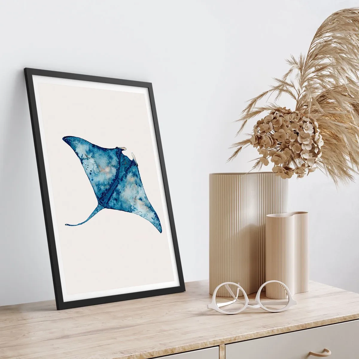 Pôster com moldura preta - Desenho de uma arraia em tons de azul - 50x70cm - A vida em azul - Decoração de parede moderna para a sala de estar e quarto ARTTOR