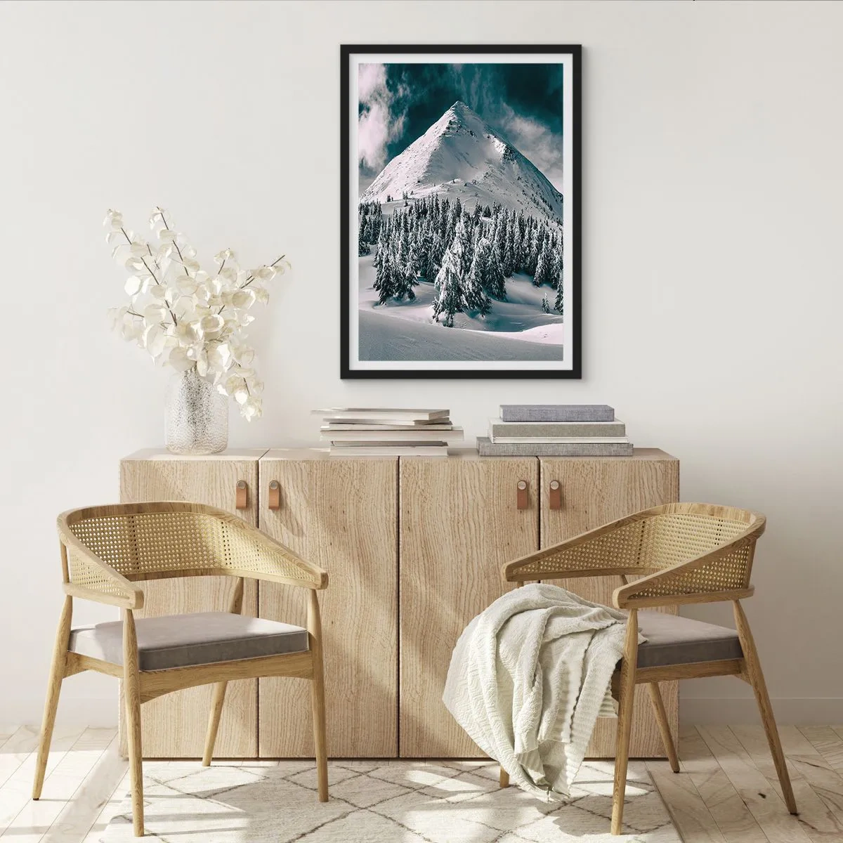 Pôster com moldura preta - Paisagem montanhosa de inverno com árvores cobertas de neve - 50x70cm - Terra de neve e gelo - Decoração de parede moderna para a sala de estar e quarto ARTTOR