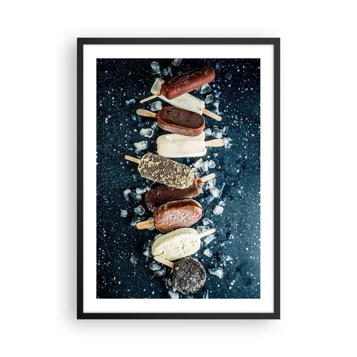 Pôster com moldura preta - Picolés variados cercados por gelo contra um céu escuro - 50x70cm - O sabor de um verão quente - Decoração de parede moderna para a sala de estar e quarto ARTTOR