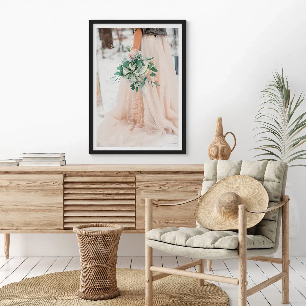 Pôster com moldura preta - Uma noiva com um vestido bege segurando um buquê na neve - 50x70cm - E viveram felizes para sempre - Decoração de parede moderna para a sala de estar e quarto ARTTOR