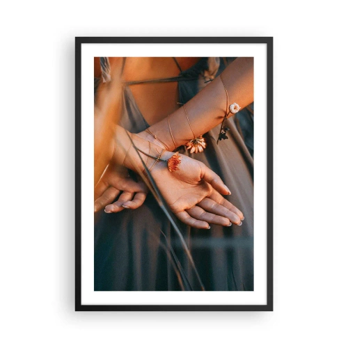 Pôster com moldura preta - Mãos entrelaçadas com delicadas flores em luz dourada - 50x70cm - Ligada à natureza - Decoração de parede moderna para a sala de estar e quarto ARTTOR