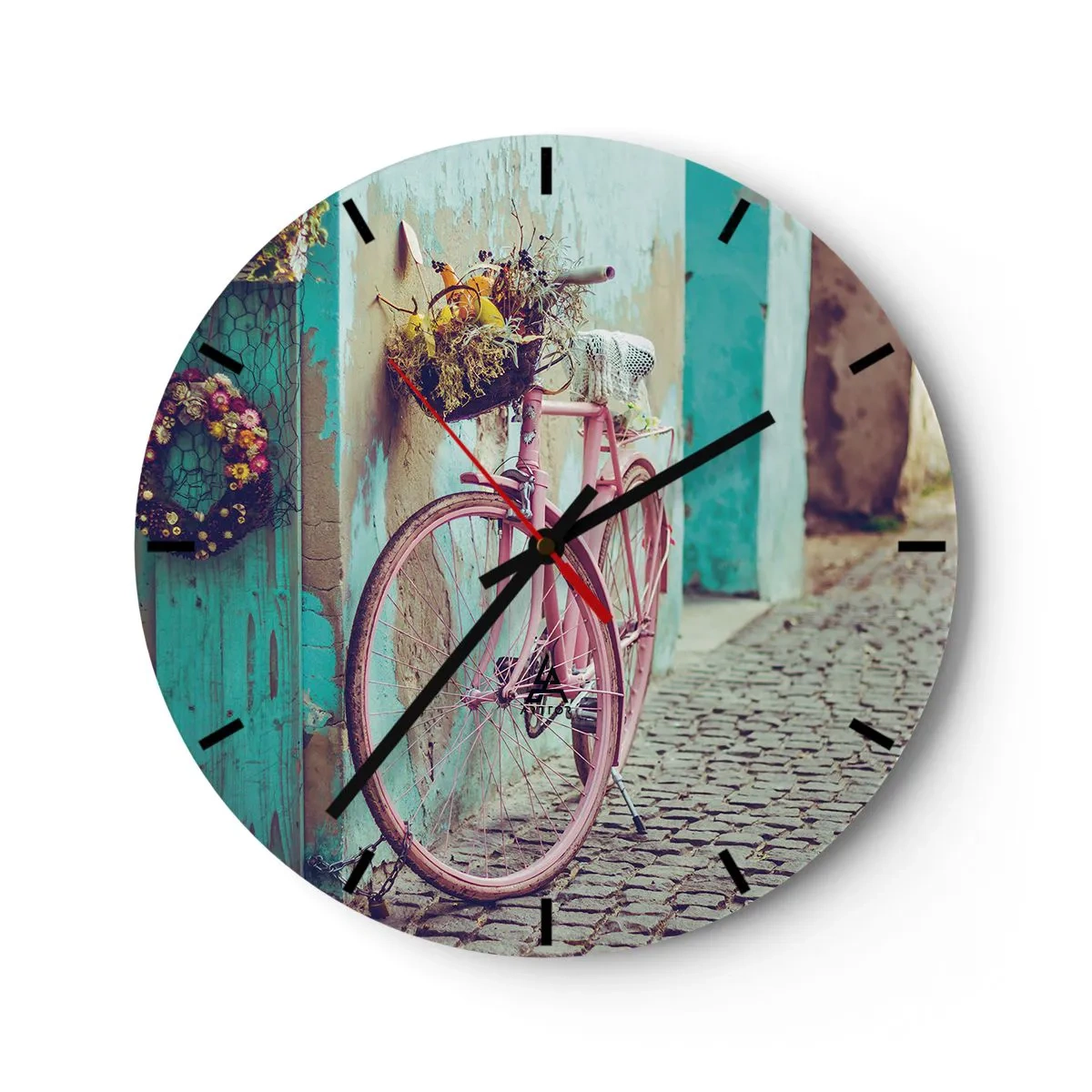 Relógio de parede - Relógio em vidro - Uma bicicleta rosa ao lado de um muro turquesa em uma rua de paralelepípedos - 30x30cm - Volto logo - Decoração de parede moderna para a sala de estar, cozinha e quarto ARTTOR