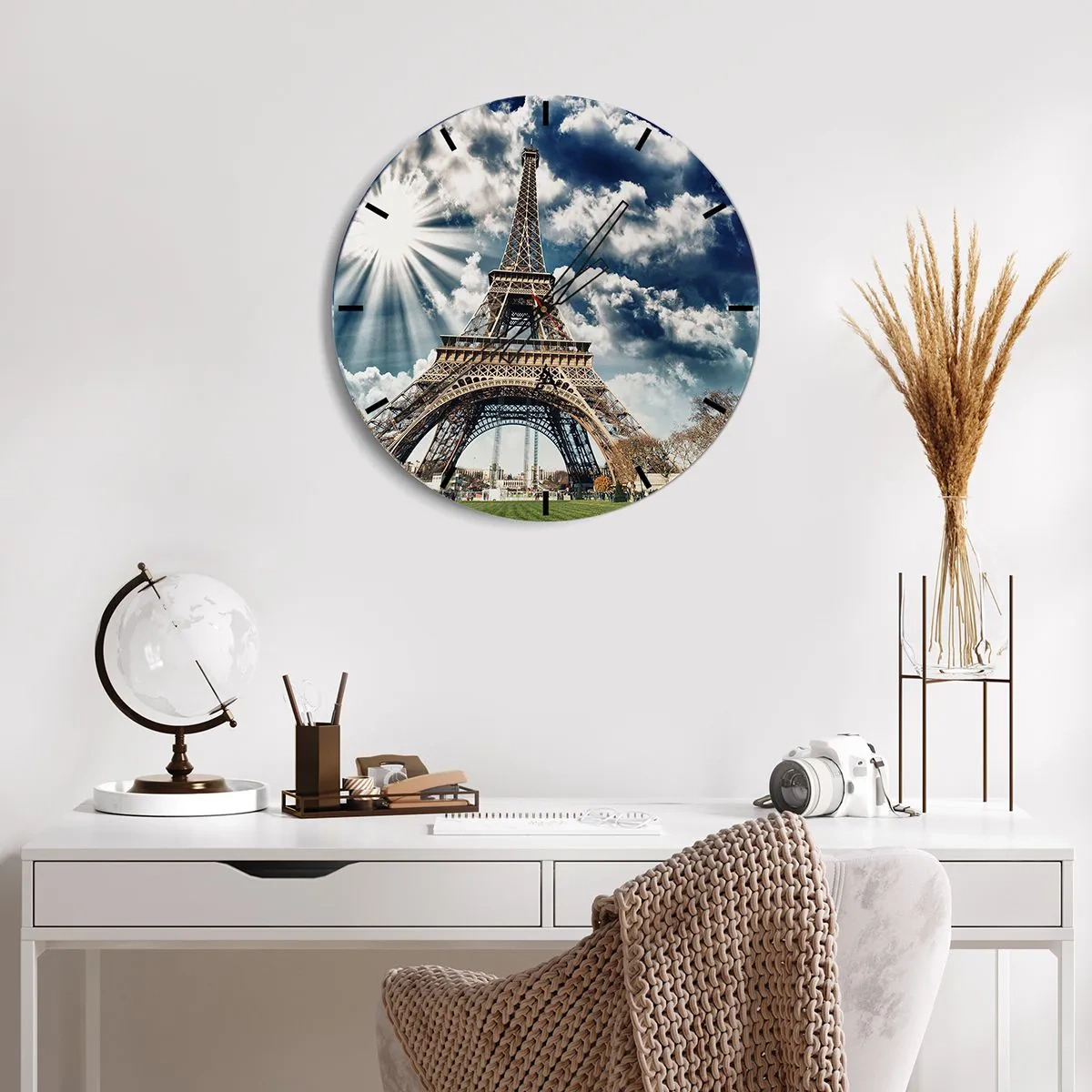 Relógio de parede - Relógio em vidro - A Torre Eiffel contra o céu com raios de sol - 30x30cm - A única sob o sol - Decoração de parede moderna para a sala de estar, cozinha e quarto ARTTOR