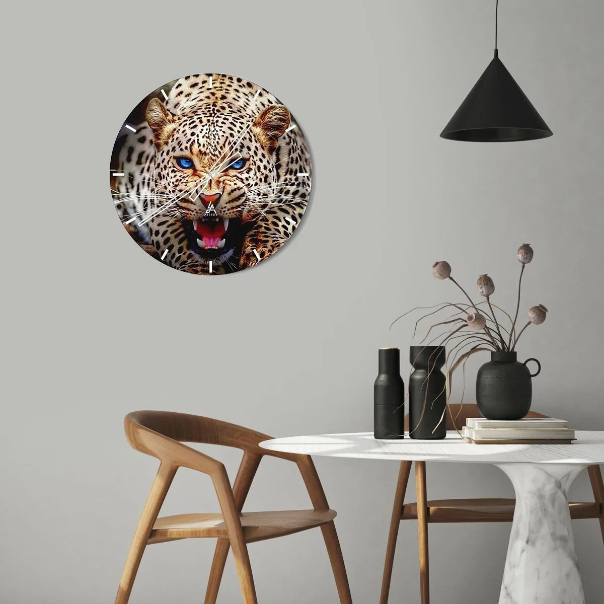 Relógio de parede - Relógio em vidro - Um leopardo ameaçador com olhos azuis contra o pano de fundo da natureza - 30x30cm - A raiva não afeta a beleza  - Decoração de parede moderna para a sala de estar, cozinha e quarto ARTTOR
