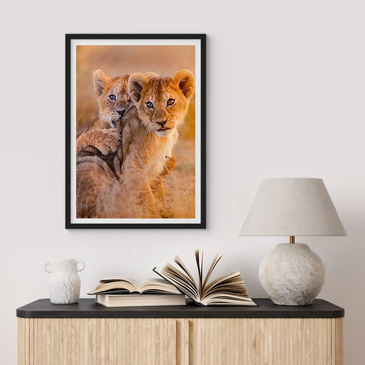 Pôster com moldura preta - Filhotes de leão na savana africana - 50x70cm - Não perturbe! Estamos a divertir-nos - Decoração de parede moderna para a sala de estar e quarto ARTTOR