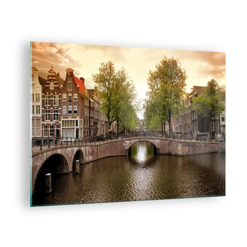 Quadro em vidro - Um canal e uma ponte cercados por casas de temporada em Amsterdã - 70x50cm - De barco ou bicicleta? - Decoração de parede moderna para a sala de estar e quarto ARTTOR