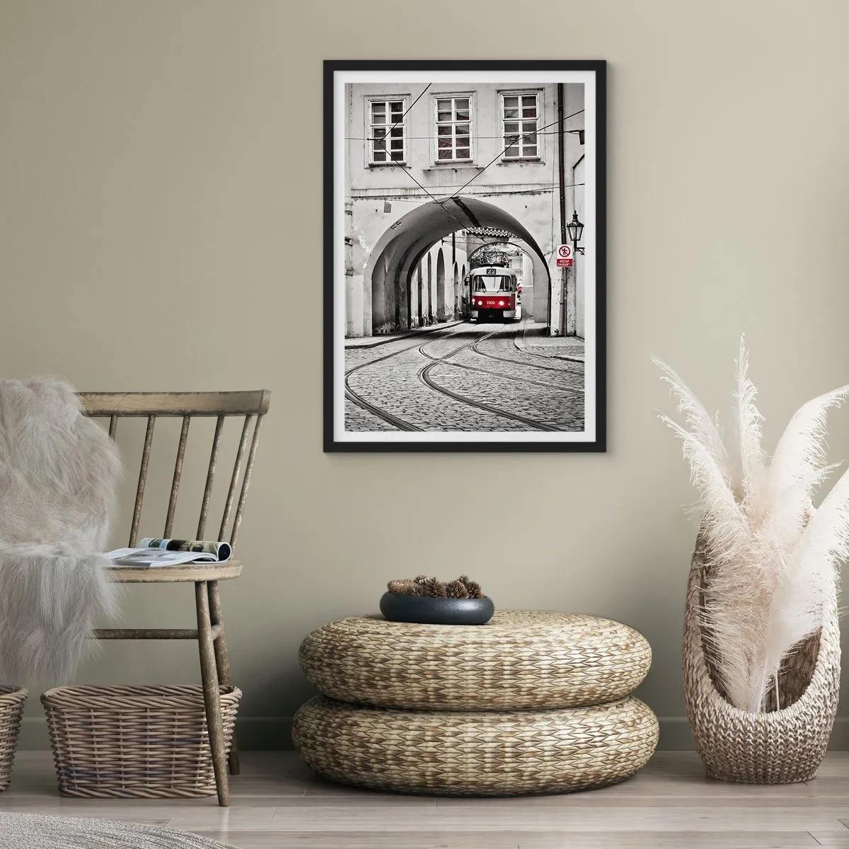 Pôster com moldura preta - Bonde vermelho em um cenário preto e branco - 50x70cm - Através do labirinto urbano - Decoração de parede moderna para a sala de estar e quarto ARTTOR