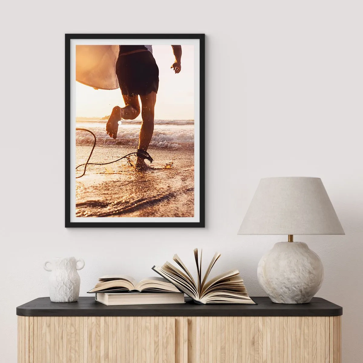 Pôster com moldura preta - Um surfista corre para a água ao pôr do sol - 50x70cm - Encontro das ondas - Decoração de parede moderna para a sala de estar e quarto ARTTOR