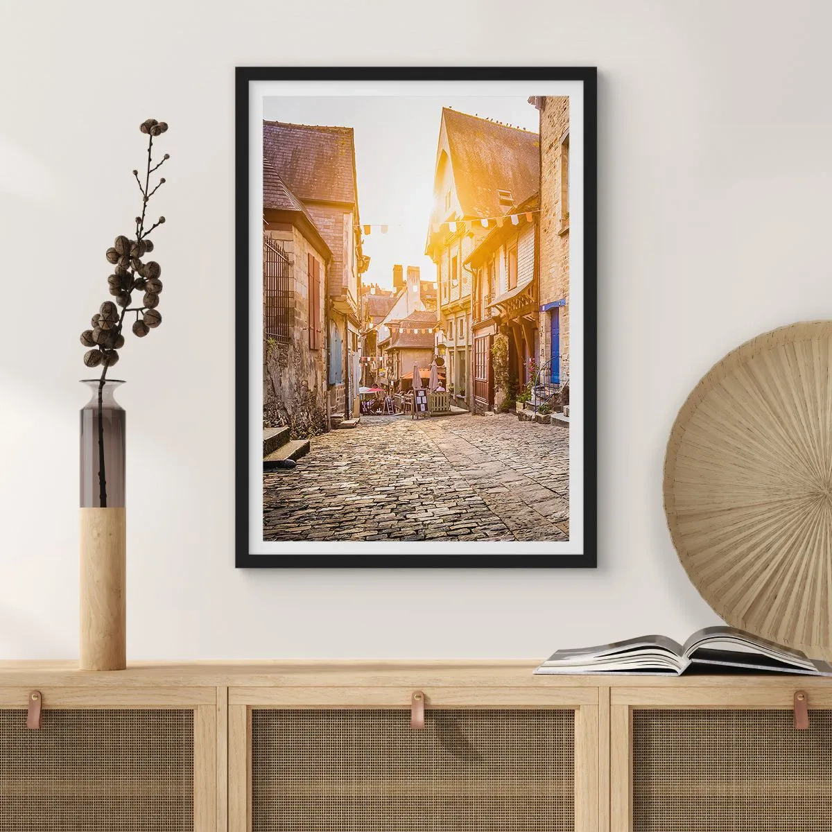 Pôster com moldura preta - Uma rua encantadora com casas de cortiços sob os raios do sol poente - 50x70cm - O espírito branco da cidade - Decoração de parede moderna para a sala de estar e quarto ARTTOR