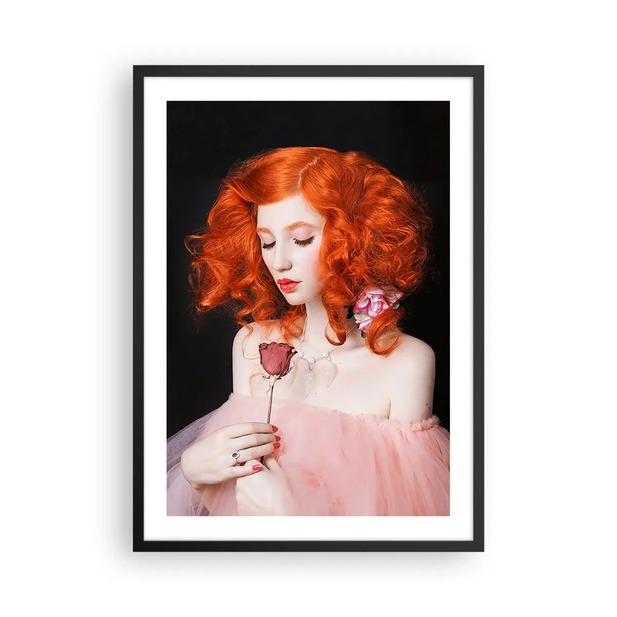 Pôster com moldura preta - Retrato de uma mulher ruiva com uma rosa sobre um fundo preto - 50x70cm - Em estilo barroco - Decoração de parede moderna para a sala de estar e quarto ARTTOR