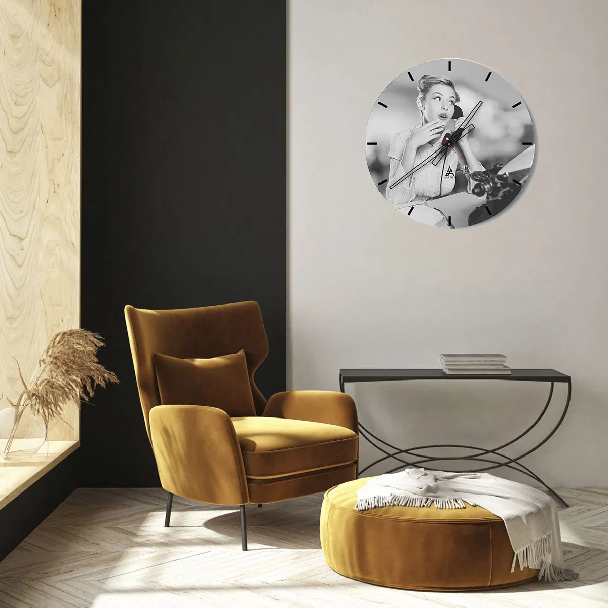 Relógio de parede - Relógio em vidro - Mulher com um telefone retrô em uma máquina de escrever - 30x30cm - Olá, estes são os anos 50. - Decoração de parede moderna para a sala de estar, cozinha e quarto ARTTOR