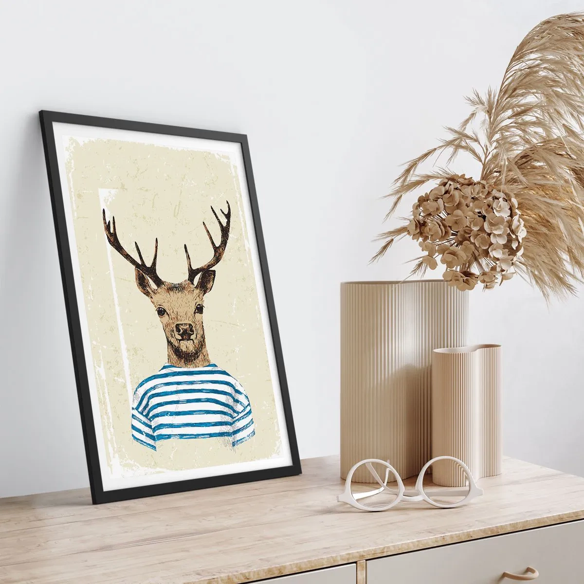 Pôster com moldura preta - Gráfico de um cervo em roupa de marinheiro - 50x70cm - Porque eu gosto de camisas listradas! - Decoração de parede moderna para a sala de estar e quarto ARTTOR