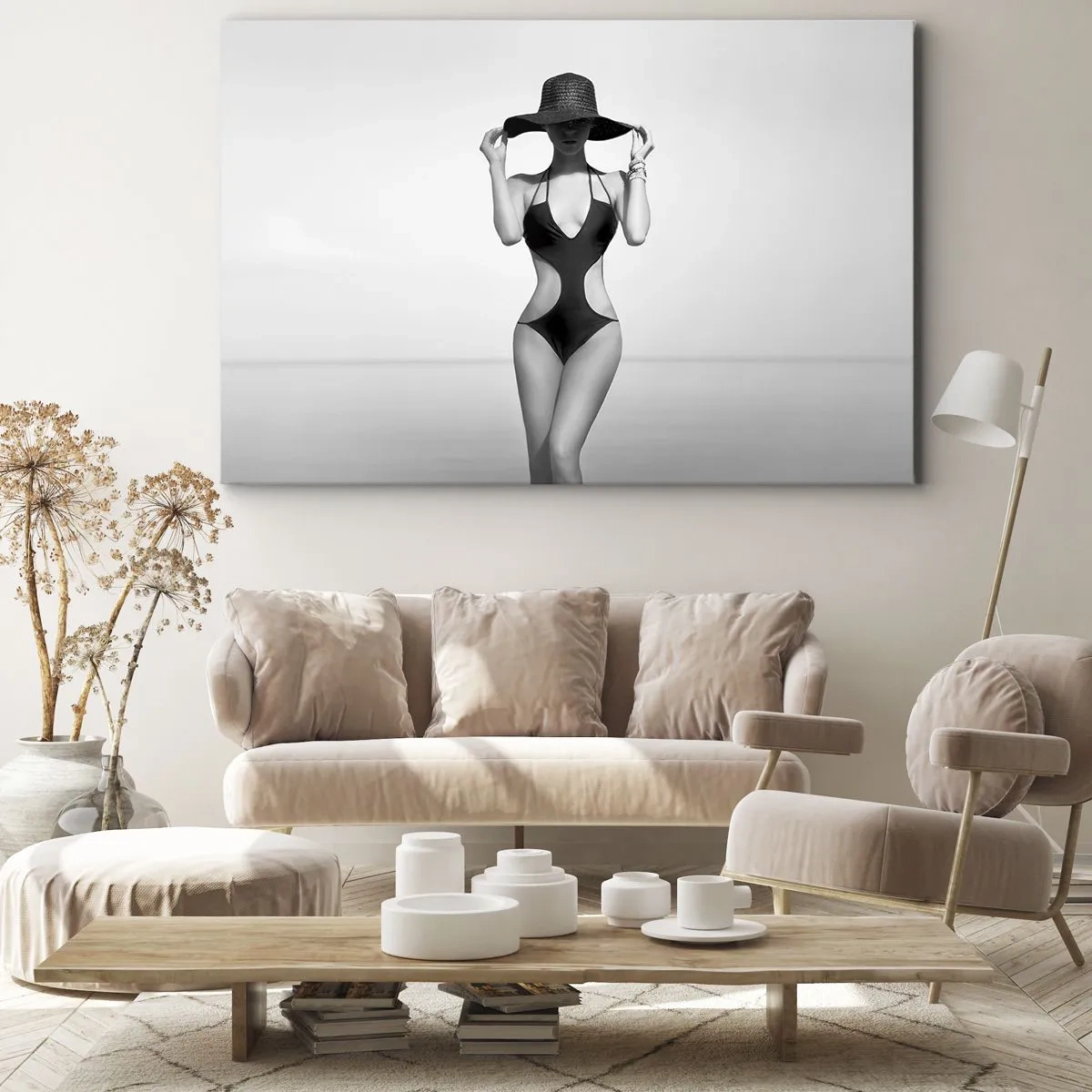Quadro em tela - Silhueta preta e branca de uma mulher com um chapéu contra o fundo do mar - 70x50cm - Meu nome é: Elegância - Decoração de parede moderna para a sala de estar e quarto ARTTOR