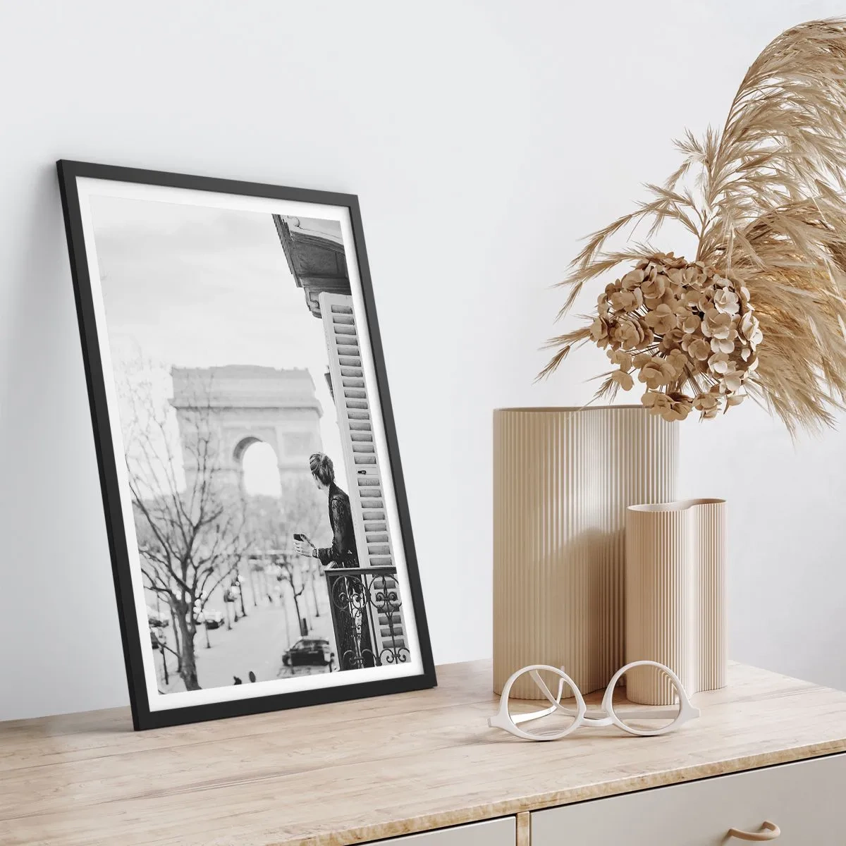 Pôster com moldura preta - Homem na varanda com vista para o Arco do Triunfo - 50x70cm - Quarto com vista - Decoração de parede moderna para a sala de estar e quarto ARTTOR