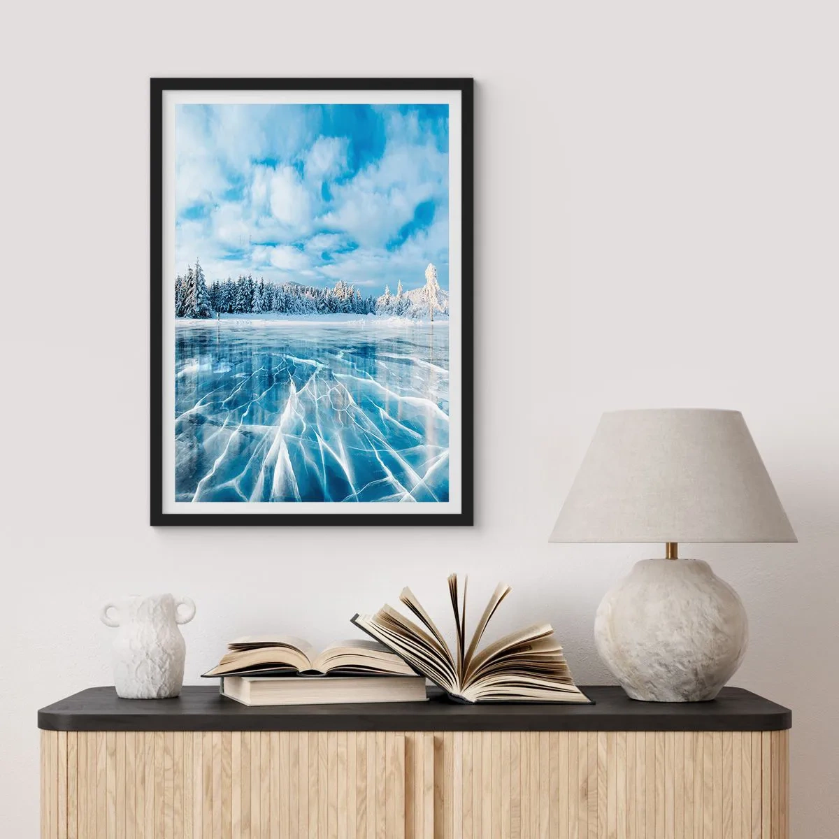 Pôster com moldura preta - Um lago congelado em uma paisagem de inverno - 50x70cm - Vista deslumbrante e cristalina - Decoração de parede moderna para a sala de estar e quarto ARTTOR