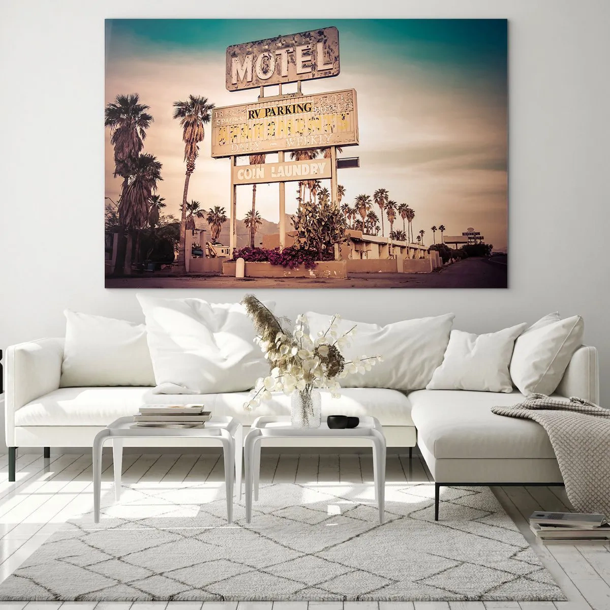 Quadro em vidro - Uma antiga placa de motel cercada por palmeiras cria um clima retrô - 70x50cm - O tempo parou aqui - Decoração de parede moderna para a sala de estar e quarto ARTTOR