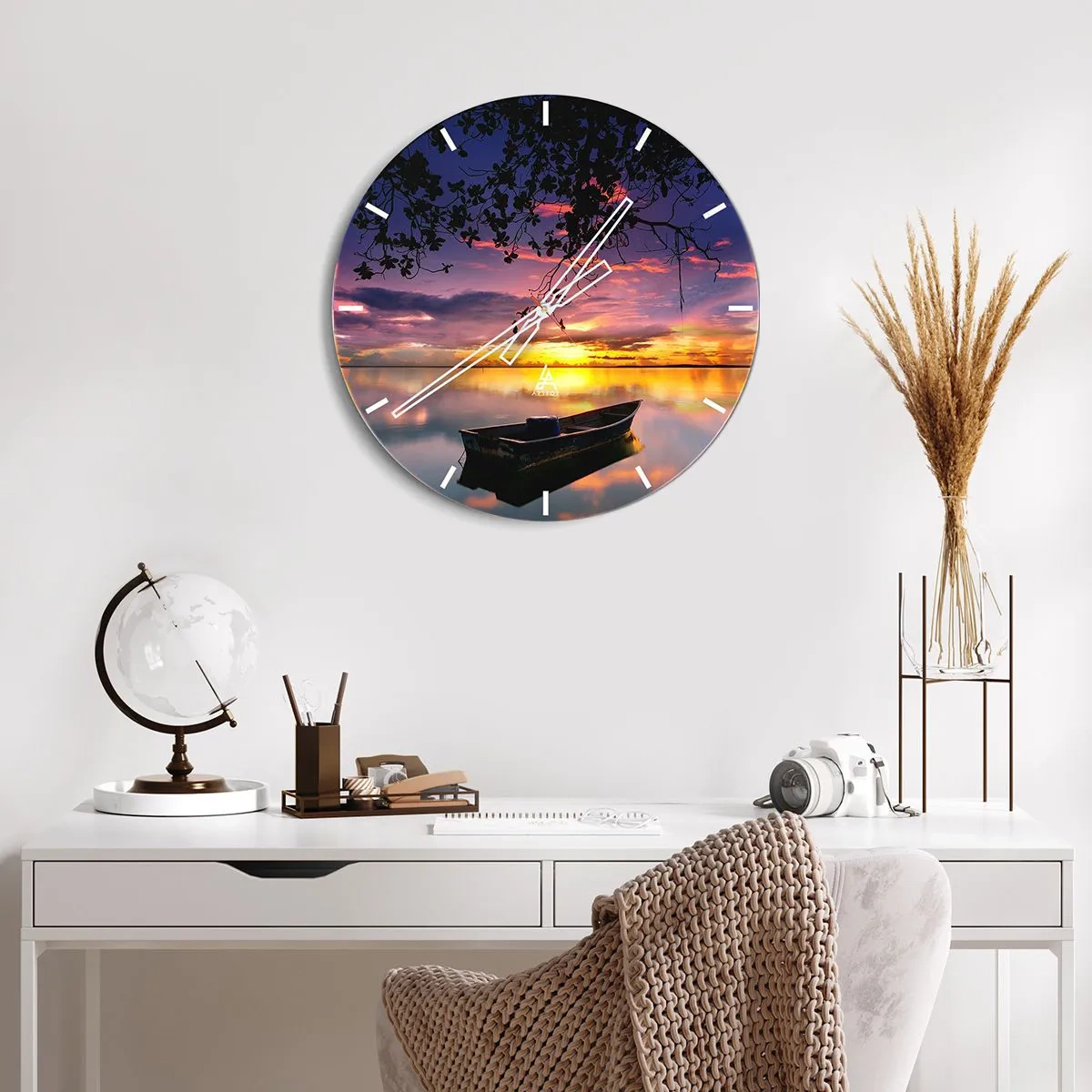 Relógio de parede - Relógio em vidro - Um barco em um lago à luz do pôr do sol - 30x30cm - Parece que estás pendurado no meio do céu… - Decoração de parede moderna para a sala de estar, cozinha e quarto ARTTOR