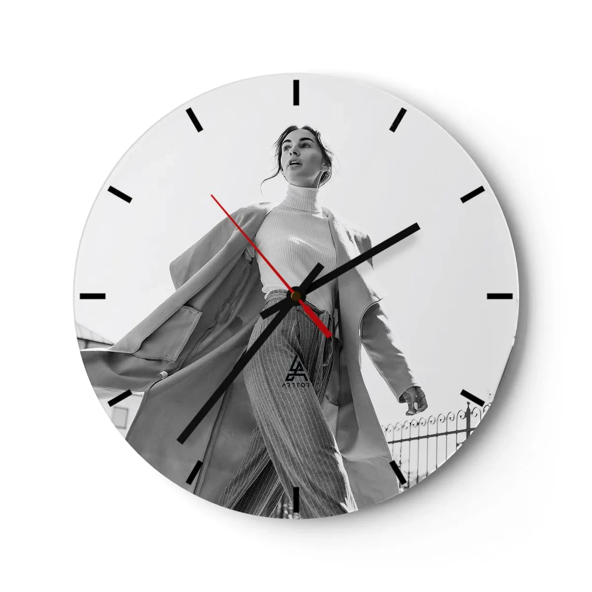 Relógio de parede - Relógio em vidro - Uma mulher elegante em movimento tendo como pano de fundo a arquitetura urbana - 30x30cm - Vens comigo? - Decoração de parede moderna para a sala de estar, cozinha e quarto ARTTOR