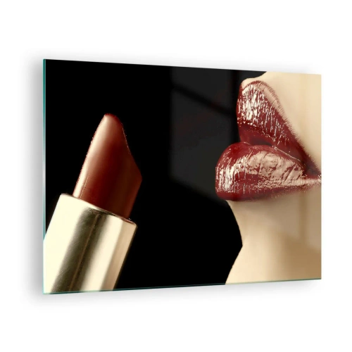 Quadro em vidro - Lábios sensuais com batom carmesim em fundo escuro - 70x50cm - Sensualidade e brilho do carmim - Decoração de parede moderna para a sala de estar e quarto ARTTOR