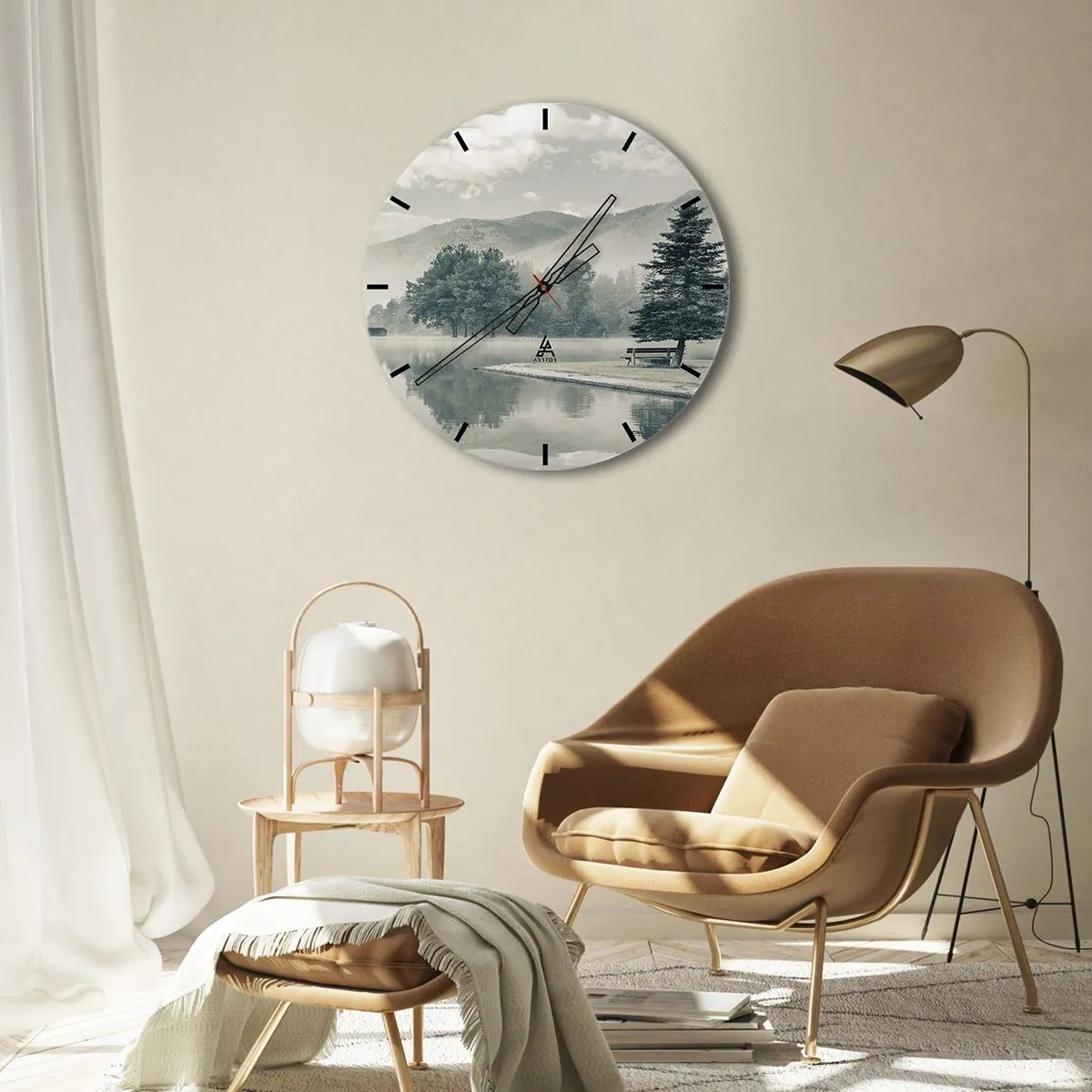Relógio de parede - Relógio em vidro - Névoa matinal sobre um lago tranquilo entre as montanhas - 30x30cm - O lago ainda está a dormir - Decoração de parede moderna para a sala de estar, cozinha e quarto ARTTOR